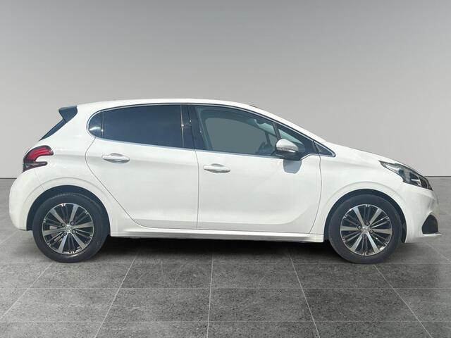 Peugeot 208 Allure 1.2 82pk | CAMERA | NAVI | 16" LM-VELGEN | APPLE CARPLAY / ANDROID AUTO | DAB+ | EXTRA GETINTE ACHTERRUITEN |