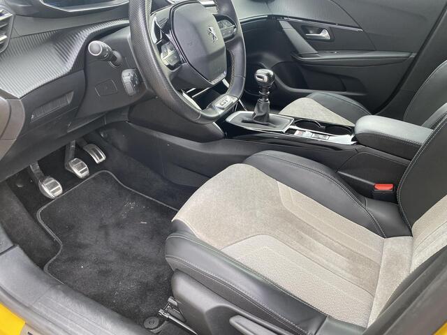 Peugeot 208 1.2 GT Pack 100 l CLIMATE | STOELVERWARMING| ADAPTIVE CRUISE | NAV | CARPLAY ANDROID | ZWART DAK | TREKHAAK | 50 DKM |
