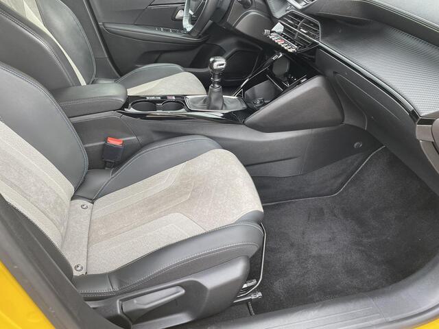 Peugeot 208 1.2 GT Pack 100 l CLIMATE | STOELVERWARMING| ADAPTIVE CRUISE | NAV | CARPLAY ANDROID | ZWART DAK | TREKHAAK | 50 DKM |