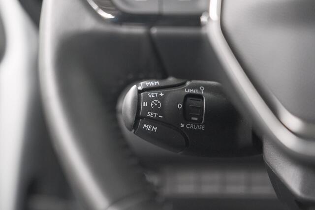 Peugeot 208 1.2 Hybrid 110 e-DCS6 Style | Trekhaak | Allseason Banden | Apple Carplay
