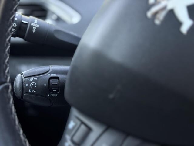 Peugeot 208 1.2 Puretech Allure NAVI PANO SFEER CARPLAY
