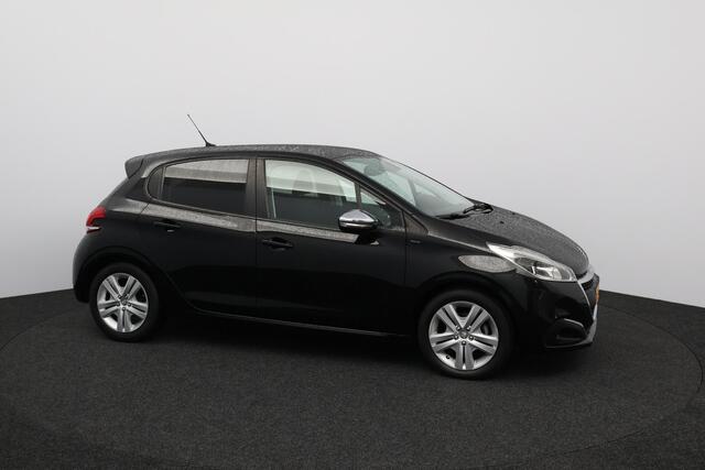 Peugeot 208 1.2 PureTech Signature/ INCLUSIEF NIEUWE DISTRIBUTIESET! Apple + Android/ Navi/ DAB+/ Airco/ Cruise/ Elek. pakket/ Isofix/ Bluetooth/ Armsteun/ Multi. LEDER. Stuur/ Mistl./ PDC/ Extra getint glas.