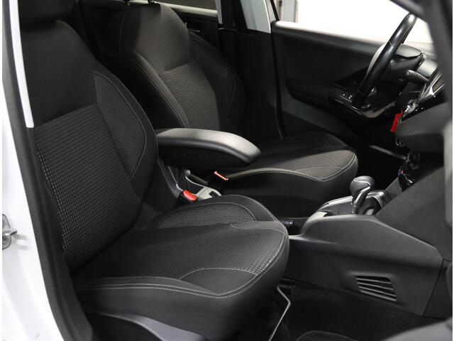 Peugeot 208 1.2 110PK Allure | AUTOMAAT | AppleCarplay/AndroidAuto | Panoramadak | Armsteun | Parkeersensoren | FULL LED | Navigatie | Lederen Stuurwiel | Camera | Climate Control | Cruise Control | 16" LMV | Isofix | Privacy Glass |