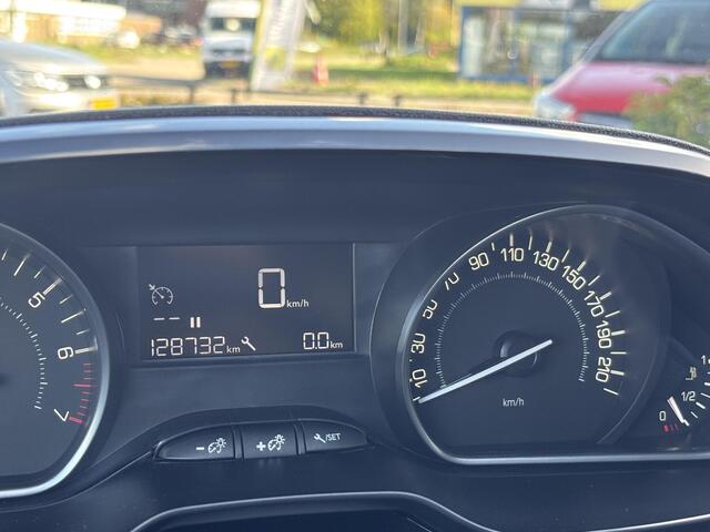 Peugeot 208 1.2 PureTech Signature |Navi|Bleutooth| – foto 4