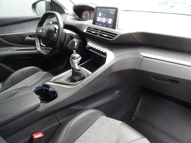 Peugeot 3008 1.2 PureTech Allure * CARPAY * 19 INCH !!