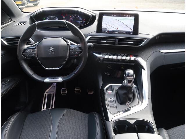 Peugeot 3008 * GT-Line * 130 Pk. Benzine * Open Schuifdak * 1/2 Lederen Interieur * Dodehoekbewaking * Navigatie * Climate & Cruise Control * L.M. Velgen * Keyless Entry & Start Button * Elektisch bed. Achterklap * Vingerhoets; Vierde Generatie, Eersteklas Service. AL