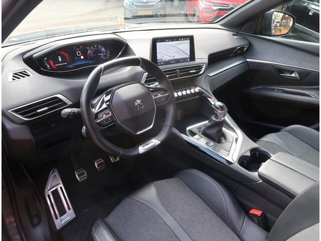Peugeot 3008 * GT-Line * 130 Pk. Benzine * Open Schuifdak * 1/2 Lederen Interieur * Dodehoekbewaking * Navigatie * Climate & Cruise Control * L.M. Velgen * Keyless Entry & Start Button * Elektisch bed. Achterklap * Vingerhoets; Vierde Generatie, Eersteklas Service. AL