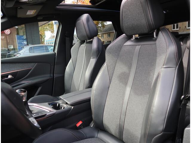 Peugeot 3008 * GT-Line * 130 Pk. Benzine * Open Schuifdak * 1/2 Lederen Interieur * Dodehoekbewaking * Navigatie * Climate & Cruise Control * L.M. Velgen * Keyless Entry & Start Button * Elektisch bed. Achterklap * Vingerhoets; Vierde Generatie, Eersteklas Service. AL
