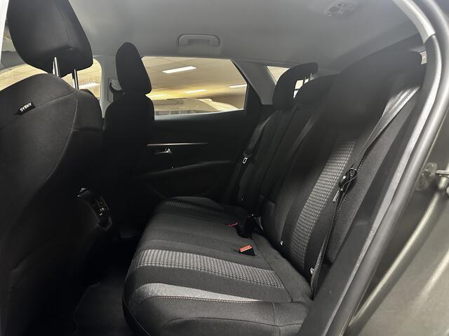 Peugeot 3008 1.2 PureTech Active/ Automaat!/ Dealer onderhouden!/ Virtual Cockpit/ Camera/ Apple + Android/ 17'' LMV/ Lane-Assist./ Navi/ Clima/ Cruise/ Bluetooth/ Armsteun/ Multi. LEDER. Stuur/ Mistl./ PDC/ Extra getint glas