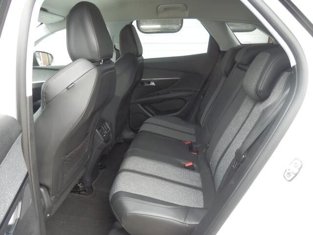 Peugeot 3008 1.2 PURETECH ALLURE trekhaak/19inch alu/airco