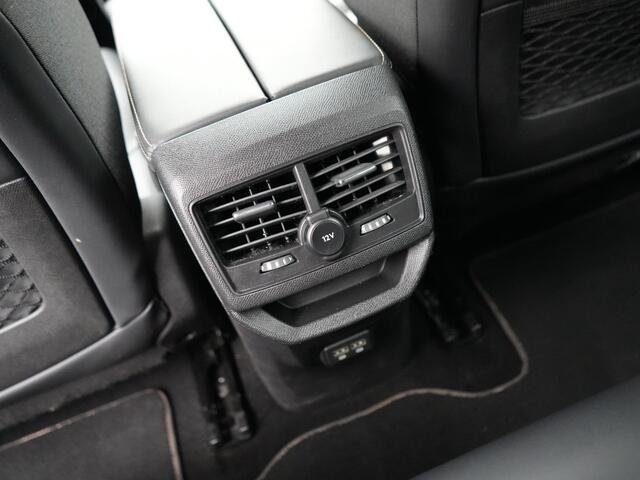 Peugeot 3008 1.6 HYbrid 225 GT Pack Business Luxe uitvoering!