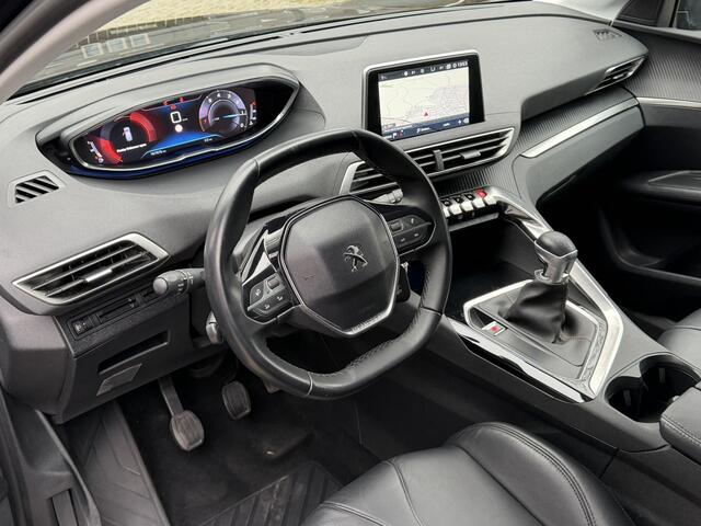 Peugeot 3008 130 Pk Benzine * Luxe Uitvoering * Zwart Lederen Bekleding * Navigatie * Trekhaak * Climate & Cruise Control * L.M. Velgen * Apple Caplay + Android Auto * Distributieriem vervangen 2025 * Vingerhoets; Vierde Generatie Eersteklas Service; Al meer dan 100 j