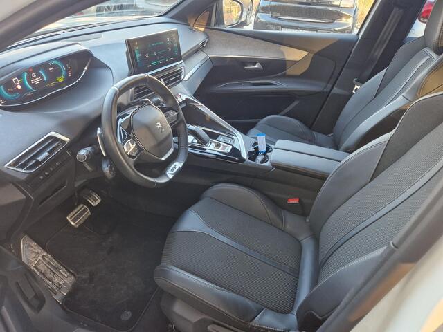 Peugeot 3008 1.6 HYbrid 225 GT | Navigatie | Achteruitrijcamera | Dodehoek sensoren | Parkeersensoren V+A | Verwarmbare voorstoelen