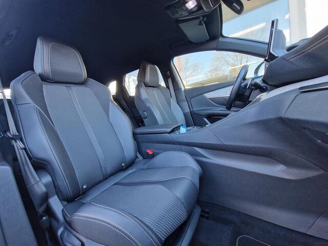 Peugeot 3008 1.6 HYbrid 225 GT | Navigatie | Achteruitrijcamera | Dodehoek sensoren | Parkeersensoren V+A | Verwarmbare voorstoelen