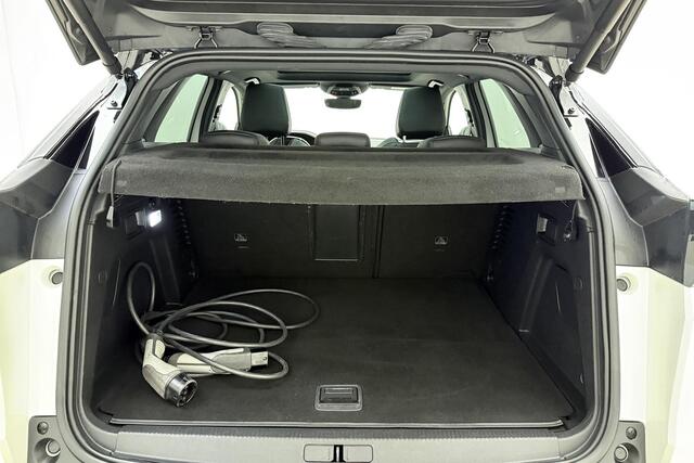 Peugeot 3008 1.6 HYbrid4 300 Première Pack Avantage Design Lederen Stoelen l Elektrisch + Memory + Massage/Verwarmbaar l Schuif-Kanteldak l Camera l PDC l Trekhaak l Apple Carplay/Android Auto l Elektrische kofferbak l Adaptive Cruise l Climate Control l DAB l Draadlo