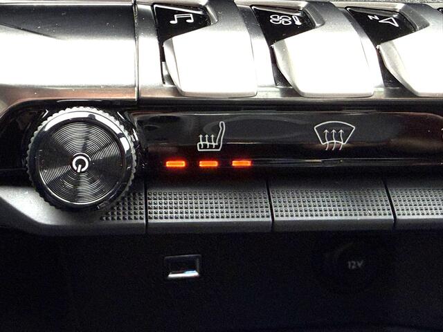 Peugeot 3008 *** 130 Pk *** GT *** Automaat *** Black Pack * Open Schuifdak * Stoelverwarming * Keyless Entry & Start * Parkeer Camera voor- en achterzijde * Elektrisch bedienbare Achterklep * L.M. Velgen * Alcantara Interieur * Vingerhoets; Vierde Generatie Eerstekla