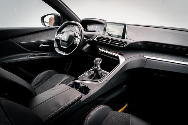 Peugeot 3008 1.2 131 PK PureTech GT Line| D-B Riem is VV | Pano-dak | Trekhaak | Hoge zit en Instap | | Clima | Pdc | Navi | Getint Glas | Carplay - Android | Lichtmetalen velgen 19" |