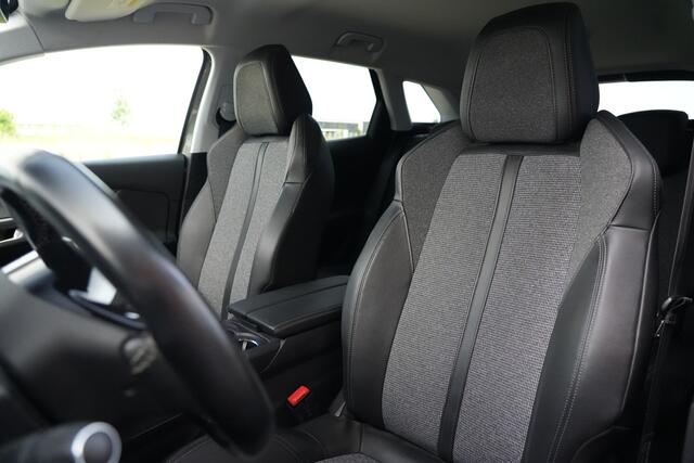 Peugeot 3008 1.2 PureTech Allure 131pk Navigatie/Trekhaak/Stoelverwarming
