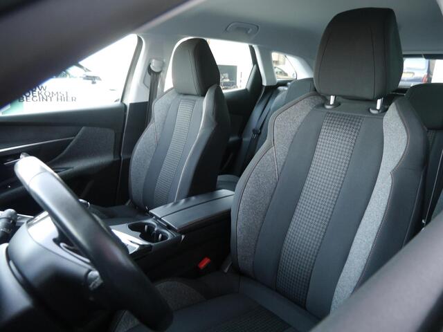 Peugeot 3008 1.2 PureTech Blue Lease Executive | Trekhaak | Navigatie | Climate control | Lichtmetalen velgen | Cruise control | Parkeersensoren achter | Apple carplay/Android auto