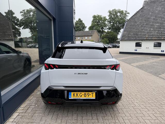 Peugeot 3008 e-3008 GT Avantage 210 73 kWh | Nieuwe Auto | Tot 8 jaar Garantie | 525 KM WLTP | Alcantara Bekleding | Stoel & Stuurverwarming + Massage | LED Matrix Verlichting | Navigatie | 20" Lichtmetalen Velgen | 360 Graden Camera | Dode Hoek Detectie | Adaptieve C
