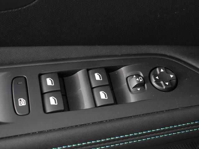 Peugeot 3008 1.2 PureTech 130 pk Automaat Allure Pack Business Stoelverwarming voor Climate control Achteruitrij camera Elektrische bedienbare achterklep LED Apple Carplay/ Android Auto Parkeersensoren Cruise control