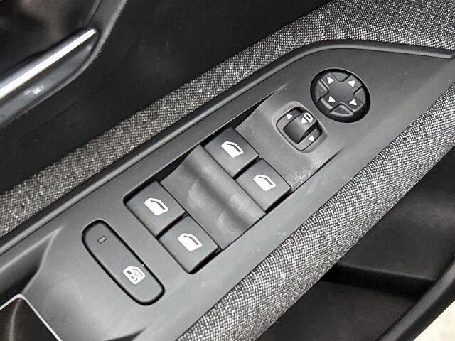 Peugeot 3008 1.2 PureTech Blue Lease Executive | Navigatie | Parkeersensoren | Lichtmetalen velgen