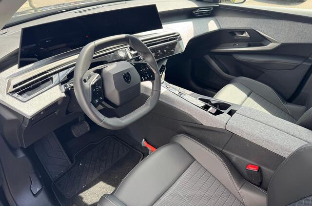 Peugeot 3008 1.2 Hybrid 136 Allure | Panoramic Navigation | Camera | Adaptieve Cruise Control | Trekhaak