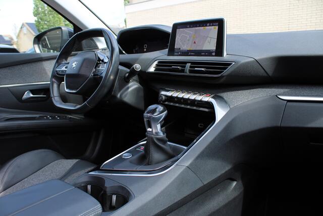 Peugeot 3008 1.2 PureTech Première | Panoramadak | Camera | Trekhaak | Elekt. achterklep | Navigatie