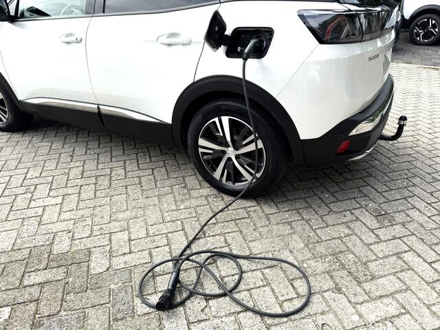 Peugeot 3008 1.6 Stekker Hybride 225 Luxe Allure * Automaat * Plug in * Super Luxe * * Navigatie * 1/2 Leder * Dodehoekbewaking * Stoelverwarming * L.M. Velgen * Trekhaak * WallBox Stekker * Vingerhoets; Vierde Generatie Eersteklas Service. Al meer dan 100 jaar een begrip in de Brabantse Kempen