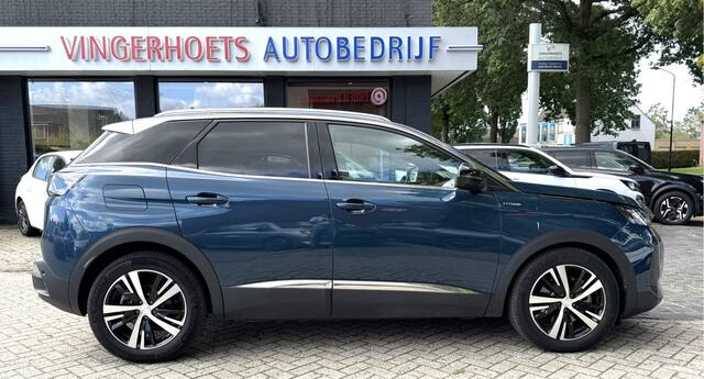 Peugeot 3008 1.6 HYbrid 225 Allure Benzine & Elektrisch Hybride * Open Schuifdak * Stoelverwarming * Dodehoek Bewaking * Keyless Entry & Start * Navigatie * Climate & Cruise Control * Wallbox Stekker * Vingerhoets; Vierde Generatie Eersteklas Service. Al meer dan 100 jaar een begrip in de Brabantse Kempen.
