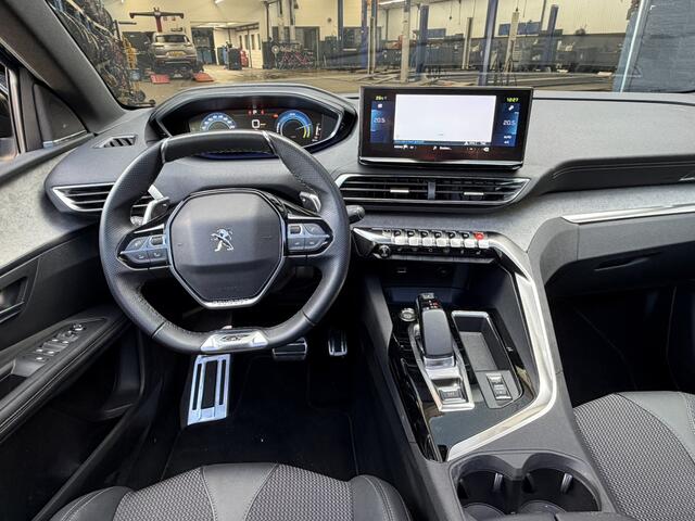 Peugeot 3008 1.6 HYbrid 225 Allure Benzine & Elektrisch Hybride * Open Schuifdak * Stoelverwarming * Dodehoek Bewaking * Keyless Entry & Start * Navigatie * Climate & Cruise Control * Wallbox Stekker * Vingerhoets; Vierde Generatie Eersteklas Service. Al meer dan 100 jaar een begrip in de Brabantse Kempen.