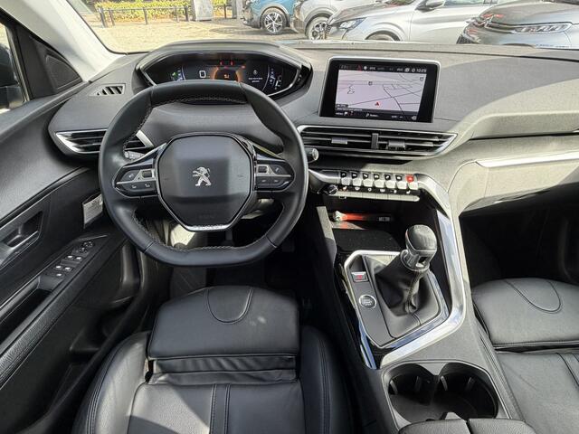 Peugeot 3008 130 Pk Benzine Zeer Luxe * Navigatie * Zwart Lederen Interieur met Elektrisch verst. stoelen met massage functie * Trekhaak * Dab+ Radio * Climate & Cruise Control * Vingerhoets; Vierde Generatie Eersteklas Service. Al meer dan 100 jaar een begrip in de Brabantse Kempen