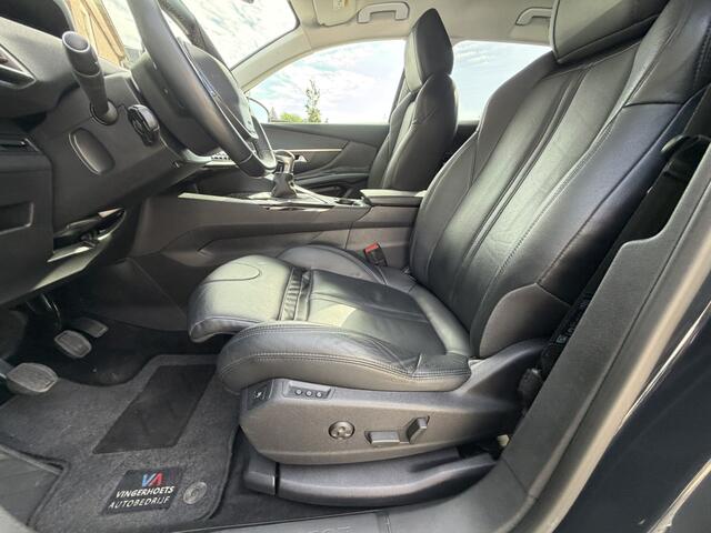 Peugeot 3008 130 Pk Benzine Zeer Luxe * Navigatie * Zwart Lederen Interieur met Elektrisch verst. stoelen met massage functie * Trekhaak * Dab+ Radio * Climate & Cruise Control * Vingerhoets; Vierde Generatie Eersteklas Service. Al meer dan 100 jaar een begrip in de Brabantse Kempen