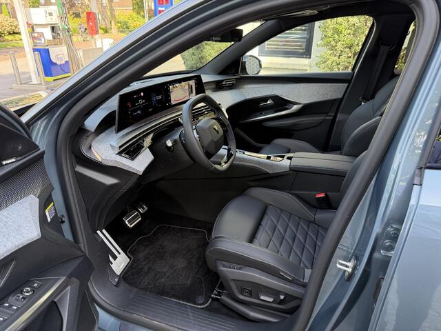Peugeot 3008 e-3008 Launch Edition 325 Dual Motor 73 kWh | 8 Jaar Garantie | Nieuw Auto | Volledig Lederen Bekleding | Focal Audio | Panoramisch Schuifdak | LED Matrix Verlichting | Navigatie | 20" Lichtmetalen Velgen | 360 Graden Camera | Dode Hoek Detectie | Adaptieve Cruise Control | Stoelverwarming + Massage + Ventilatie | Hoge Zitpositie |