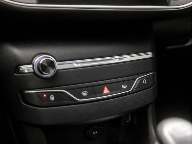 Peugeot 308 SW 1.2 PureTech Sport (PANORAMADAK, APPLE CARPLAY, GROOT NAVI, PARKEERSENSOREN, SPORTSTOELEN, GETINT GLAS, CRUISE, NIEUWE APK, NIEUWSTAAT)