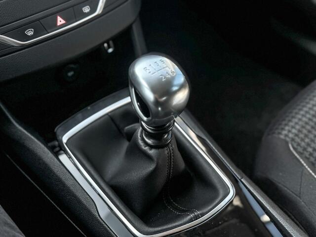 Peugeot 308 1.2 Blue Lease Prijs Inclusief Onderhoud & 12 Maand BOVAG Garantie | Trekhaak | Navigatie |