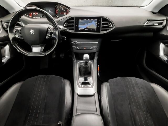 Peugeot 308 SW 1.2 PureTech Sport (APPLE CARPLAY, GROOT NAVI, LEDER/ALCANTARA, PARKEERSENSOREN, SPORTSTOELEN, LANE ASSIST, DAB+, CRUISE, NIEUWSTAAT)