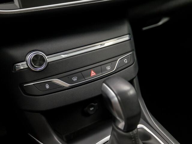 Peugeot 308 SW 1.2 PureTech Sport Automaat (PANORAMADAK, NAVIGATIE, CLIMATE, LED KOPLAMPEN, PARKEERSENSOREN, SPORTSTOELEN, GETINT GLAS, CRUISE, NIEUWE APK, NIEUWSTAAT)