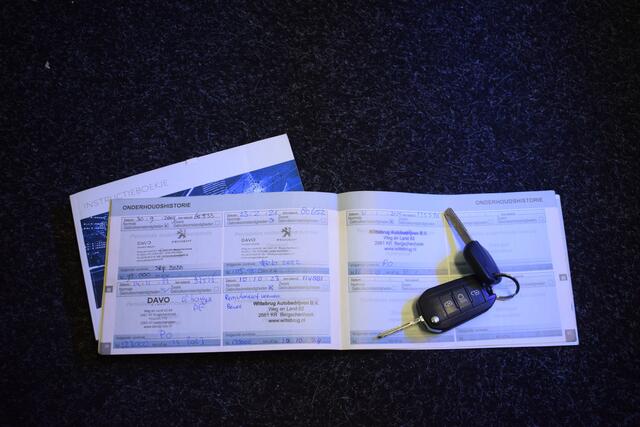 Peugeot 308 SW 1.2 PureTech Blue Lion NAP PDC Navi Pano