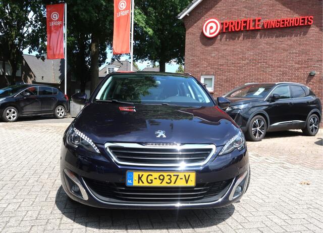 Peugeot 308 SW 130 Pk benzine *** AUTOMAAT * Luxe Allure * Panoramadak * Navigatie * Trekhaak * Automaat * Luxe Stoelen * Achteruitrij Parkeer Camera * Dodehoeksensoren * Vingerhoets; Vierde Generatie Eersteklas Service !