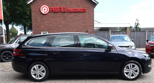Peugeot 308 SW 130 Pk benzine *** AUTOMAAT * Luxe Allure * Panoramadak * Navigatie * Trekhaak * Automaat * Luxe Stoelen * Achteruitrij Parkeer Camera * Dodehoeksensoren * Vingerhoets; Vierde Generatie Eersteklas Service !