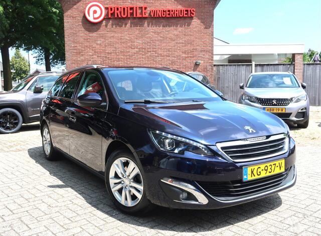 Peugeot 308 SW 130 Pk benzine *** AUTOMAAT * Luxe Allure * Panoramadak * Navigatie * Trekhaak * Automaat * Luxe Stoelen * Achteruitrij Parkeer Camera * Dodehoeksensoren * Vingerhoets; Vierde Generatie Eersteklas Service !