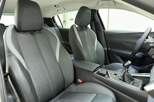 Peugeot 308 1.2T Active Pack Business 130pk | Stoelverwarming | Adaptive Cruise Control | Climate Control | Navigatie | Apple Carplay/Android Auto | AGR bestuurdersstoel | Full LED | Slechts 23 km!