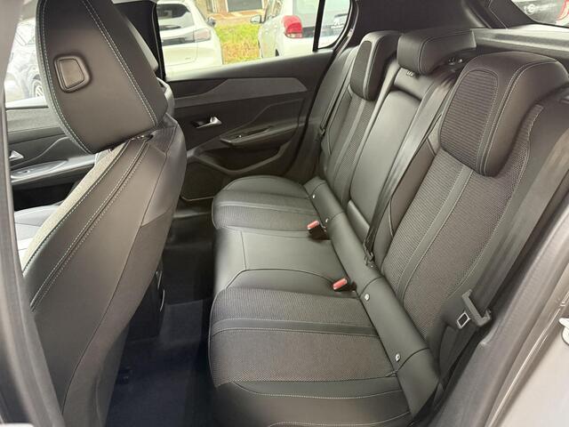 Peugeot 308 1.2 PureTech Allure Pack | Achteruitrijcamera | Parkeersensoren voor en achter | Apple carplay | Navigatiesysteem | Electronic climate controle |