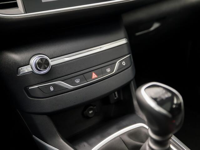 Peugeot 308 SW 1.2 PureTech Sport (PANORAMADAK, APPLE CARPLAY, GROOT NAVI, 360 CAMERA, SPORTSTOELEN, ADAPTIVE CRUISE, GETINT GLAS, TREKHAAK, NIEUWE APK, NIEUWSTAAT)