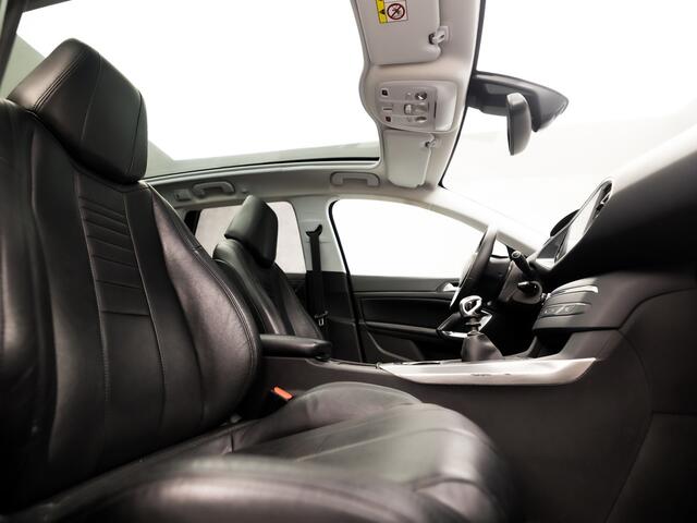 Peugeot 308 SW 1.2 PureTech Sport (PANORAMADAK, APPLE CARPLAY, GROOT NAVI, LEDER, STOELVERWARMING, 360 CAMERA, GETINT GLAS, TREKHAAK, CRUISE, NIEUWE APK, NIEUWSTAAT)