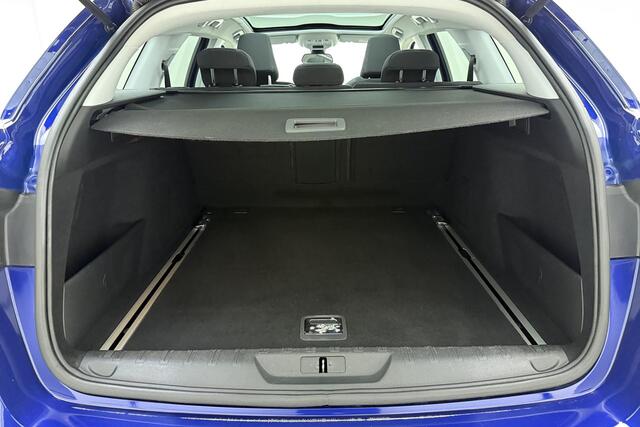 Peugeot 308 SW 1.2 PureTech Blue Lease Premium 130pk | Navigatie | Panoramadak | Climate Control | Cruise Control | Camera | Weinig Kilometers | Apple Carplay - Android auto