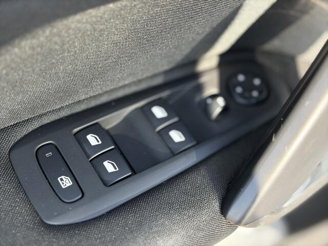 Peugeot 308 1.2 PureTech Active 110pk | Audio-navigatie full map | Cruise control | Electronic climate control | Lichtmetalen velgen 16" | Parkeersensor achter | Trekhaak | Dealer onderhouden!