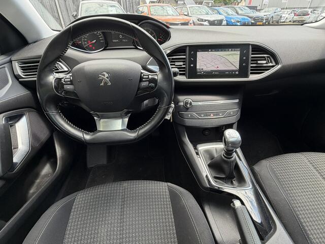 Peugeot 308 110 Pk Benzine * Executive * Panoramadak * Navigatie * Climate & Cruise Control * Voor en Achter Parkeersensoren * L.M. Velgen * Distributieriem in 2025 vervangen * Vingerhoets; Vierde Generatie Eersteklas Service. Al meer dan 100 jaar een begrip in de Br