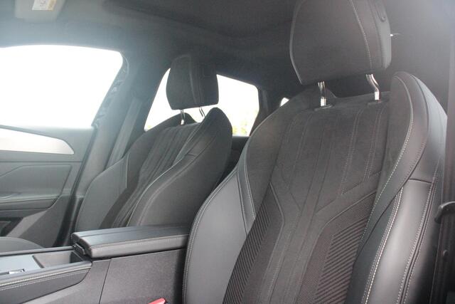 Peugeot 308 SW 1.6 Plug-in Hybrid 225 GT | PANORAMA SCHUIF/KANTEL DAK | 18" LICHTMETALEN VELGEN | ACHTERUITRIJ CAMERA | PARKEERSENSOREN VOOR + ACHTER | LED MATRIX KOPLAMPEN | NAVIGATIE | ELEKTRISCH BEDIENBARE BESTUURDERSSTOEL MET MASSAGE FUNCTIE | STOEL VERWAMING | D